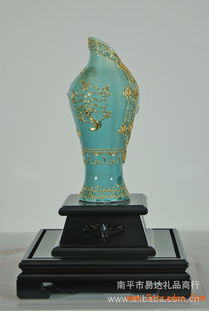 匠心傳承 廈門單鳳女唐裝與結(jié)晶蘋(píng)果工藝品的美學(xué)交融